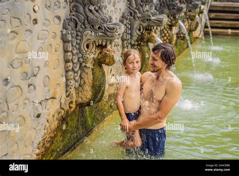 Padre E Hijo Viajeros En Hot Springs Banjar El Agua