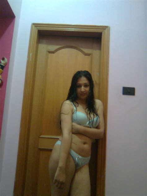 indian bhabhi posing nude pics