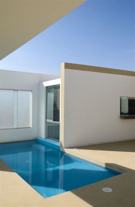 modern small beach house design  peru  javier artadi arquitecto digsdigs
