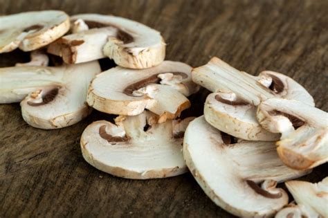 certains champignons bruns sur  bout de bois sur une table en bois clair photo gratuite