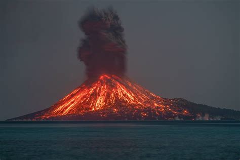 krakatau volcano indonesia eruption continues strong vulcanian explosions