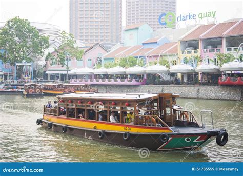 de kade van clark singapore oktober   toeristenboot het kruisen redactionele stock