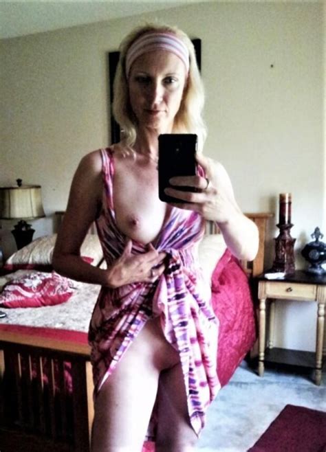 Amateur Nude Wife In Sexy Mirror Selfie Nudeamateurteengirls