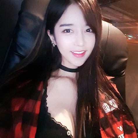 Nữ Streamer Lee Soo Bin Khoe Ngực Khủng Khiến Fan Chảy Máu Mũi