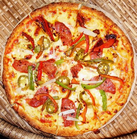 pizza mit salami paprika und peperoni ala setangi beach rezept