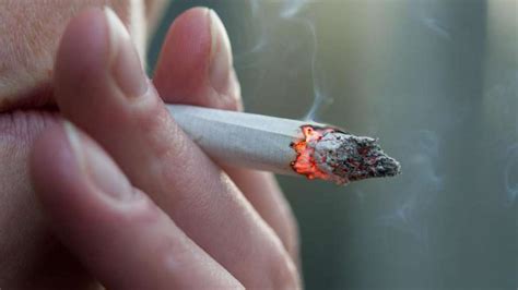 streit um raucherpausen chef gibt nichtrauchern mehr urlaub karriere