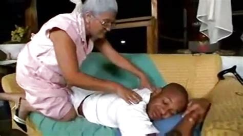una nonna massaggiata e scopata