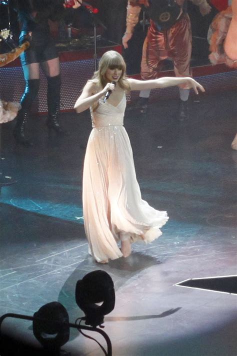 taylor swift s red tour — the singer dresses sexy and sweet