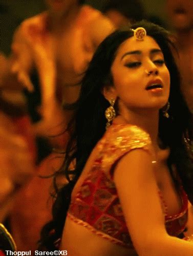 Shriya Saran Hot Expression Boobs Cleavage Bunch Coming Out Without Bra