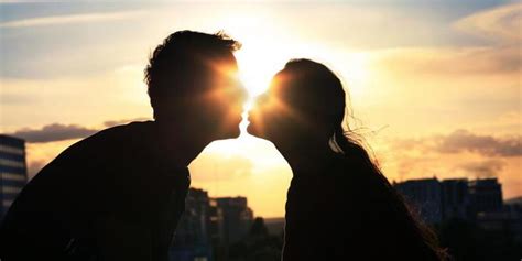 Seni Dan Teknik Ciuman Yang Romantis