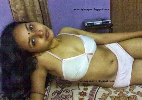 saree aunty panty line in public photo