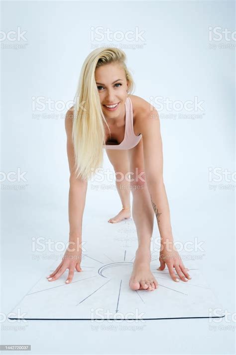 niña muestra asanas de yoga lanzándose con el pie e inclinándose hacia