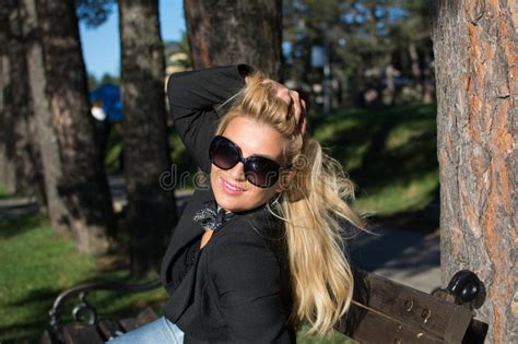 Junges Sexy Russisches Mädchen In Einem Park Mit Dem Langen Blonden