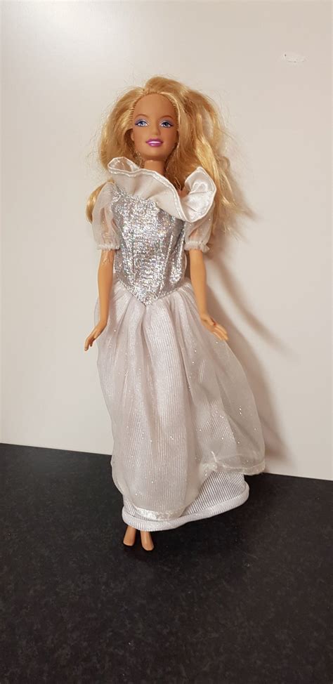 barbie 1999 mattel and vit klänning 377072414 ᐈ köp på tradera