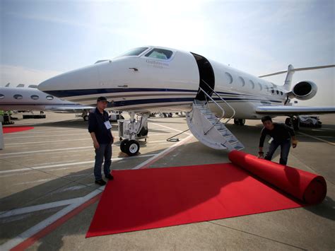 bombardier debuts global  private jet  details business