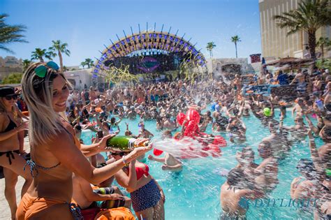las vegas pool parties youll fall  love   holiday genie