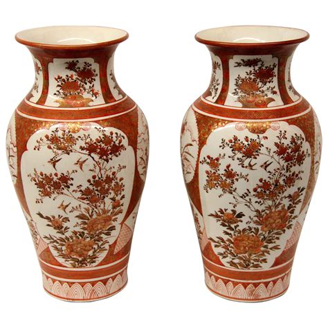 pair  antique kutani japanese porcelain vases  sale  stdibs