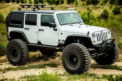 jeeps dont   prepared   roading   white lifted jeep wrangler  maxxis