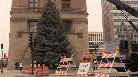 milwaukee puts  call  city christmas tree