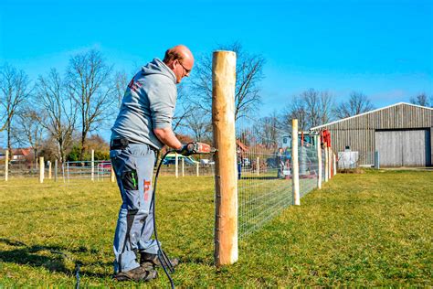 dauerausstellung zeigt zaeune und material fuer den herdenschutz land