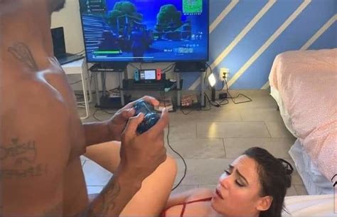 does anyone know this screenshot of a couple having sex while playing