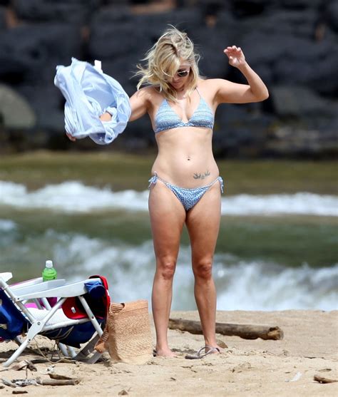 reese witherspoon   beach  hawaii august  reese witherspoon
