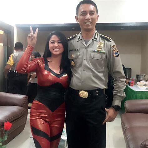 Foto Bareng Polisi Pakai Baju Superhero Seksi Dewi Persik Diminta Jaga