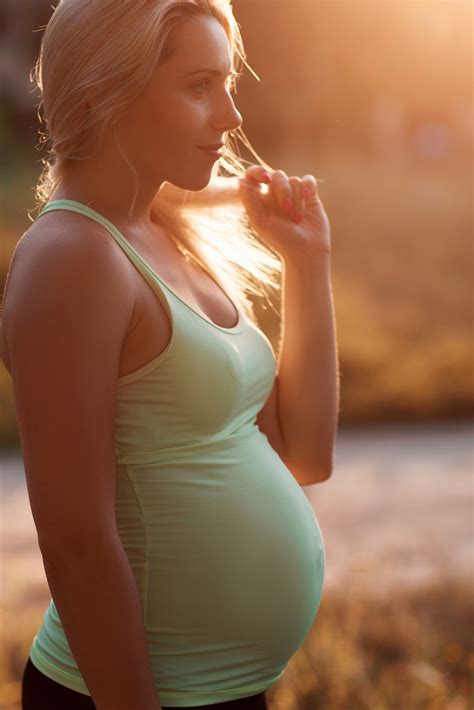 Profile Of Pregnant Blonde With Pensive Look – Hebamme Heike Zwahlen