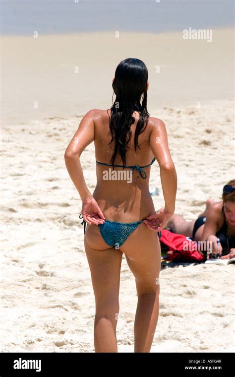 Femme En Bikini à La Plage De Copacabana à Rio De Janeiro Brésil Photo