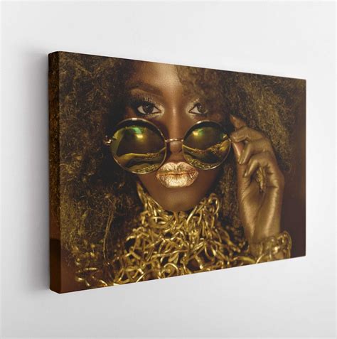 close  van magische gouden afro amerikaanse vrouwelijke model  enorme zonnebril bolcom