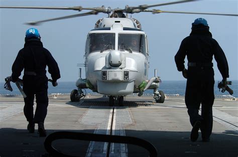fileus navy      royal navy sailors prepare  chain   royal navy lynx