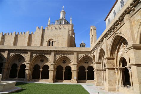 cloister   cathedral  coimbra portugal tours excursao  turista