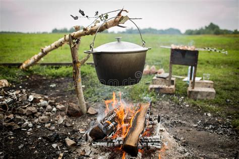een kokende vissensoep  pot op vuur stock afbeelding afbeelding bestaande uit kook close