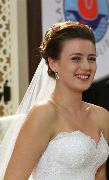 Gizem Karaca In Alissenuera Wedding Dress Benim Hala Umudum Var