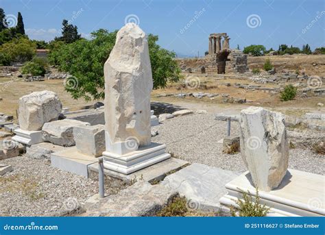 kijk op de archeologische vindplaats van het oude korinthe  griekenland stock afbeelding