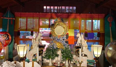 神社にはご神体として「鏡」が置いてあります。今月の神様朱印も冠稲荷神社の拝殿にある鏡が基になっております。なぜ、鏡がご神体なのでしょうか。調べ