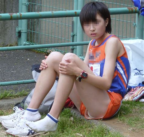 【女子陸上エロ画像】ユニフォームの隙間から綿パンツが