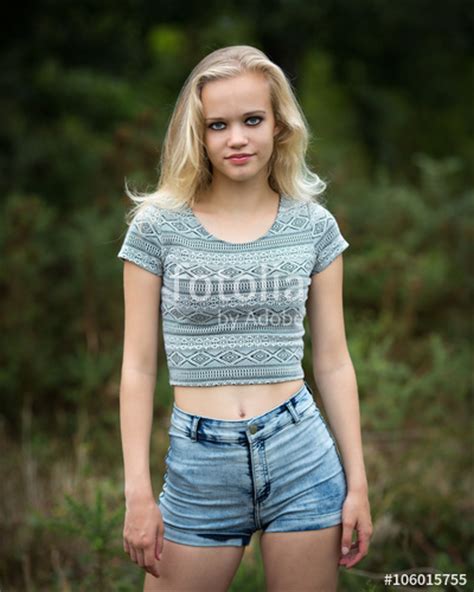 beautiful blond teen showing belly button fotos de archivo e imágenes libres de derechos en