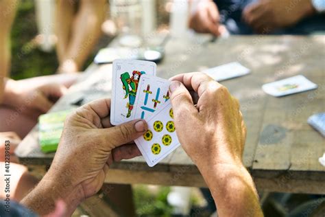 personas latinoamericanas jugando  las cartas de truco al aire libre