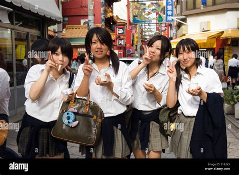 Retrato De Cuatro Uniformados Colegialas Japonesas En Chinatown