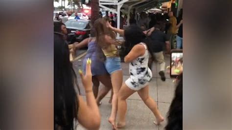 Woman S Wig Gets Pulled Off In Miami Cat Fight Metro Video