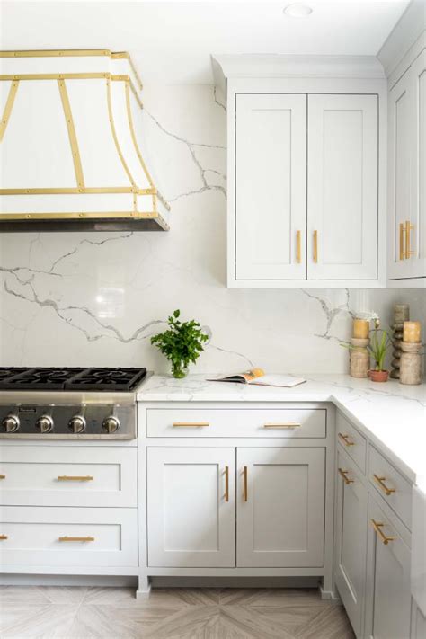 white chef kitchen  marble backsplash hgtv