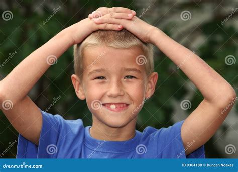 jongen met handen op hoofd stock foto image  portret