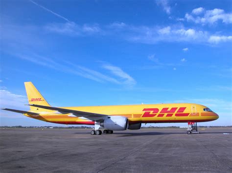 dhl ecommerce helps singapore  tailers connect   market air