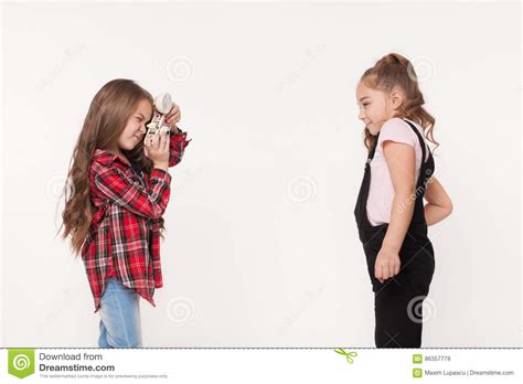 due bambine che prendono un immagine a vicenda fotografia
