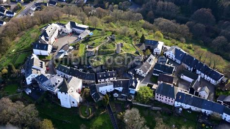 luftbild kronenburg burganlage des schloss  kronenburg im bundesland nordrhein westfalen