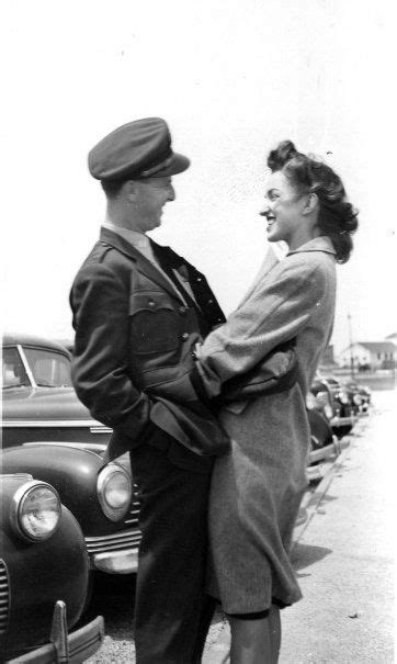 27 vintage photos of military couples that will melt your heart