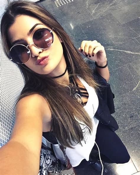 45 Cute Selfie Poses For Girls To Look Super Awesome