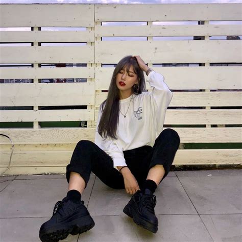 ulzzang korean girl baddie outfit style black platform