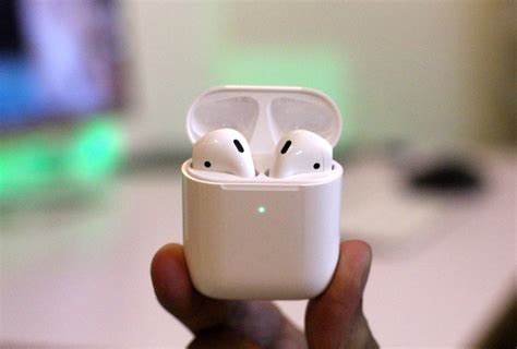 airpods showing separately amber light flashing heres  fix ios hacker